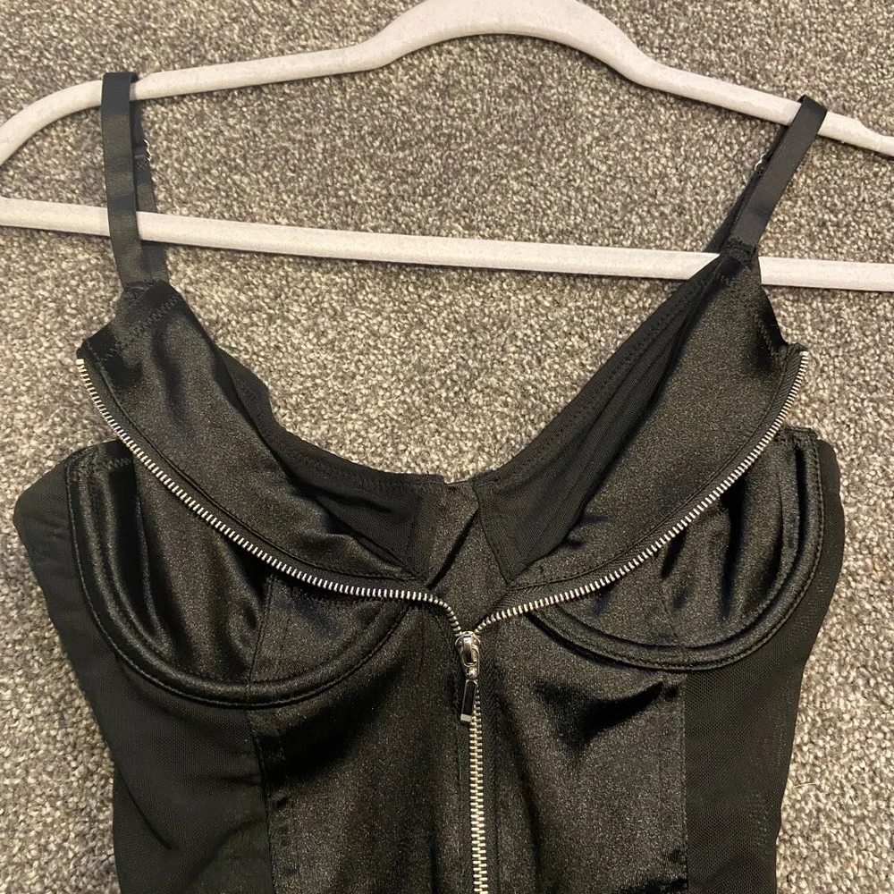 Forever 21 Black Emo Goth BDSM Punk Rock Alt Crop Top Zipper Detail Size Small - Picture 5 of 5